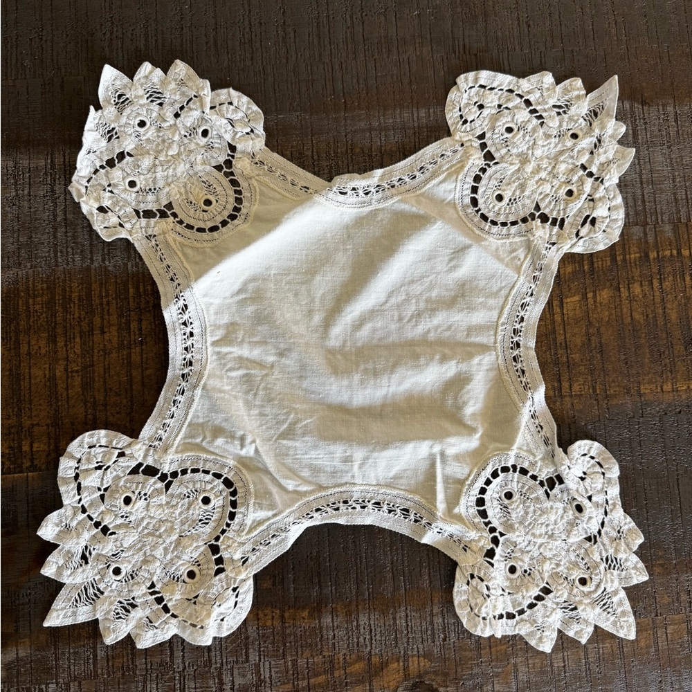 Vintage bread basket liner/Bun Warmer Battenburg lace in all four corners Cream